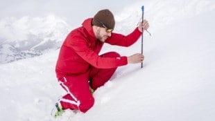 Günther Aigner bei Messungen am Berg. (Bild: Guenter Standl/ www,guenterstandl.de)