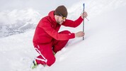 Günther Aigner bei Messungen am Berg.
