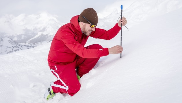 Günther Aigner bei Messungen am Berg. (Bild: Guenter Standl/ www,guenterstandl.de)