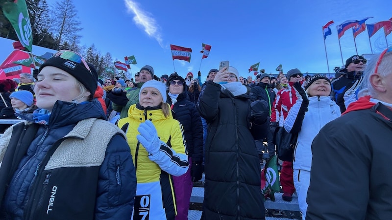 Zahlreiche Fans feuerten unsere Skidamen an.  (Bild: Doris Seebacher)