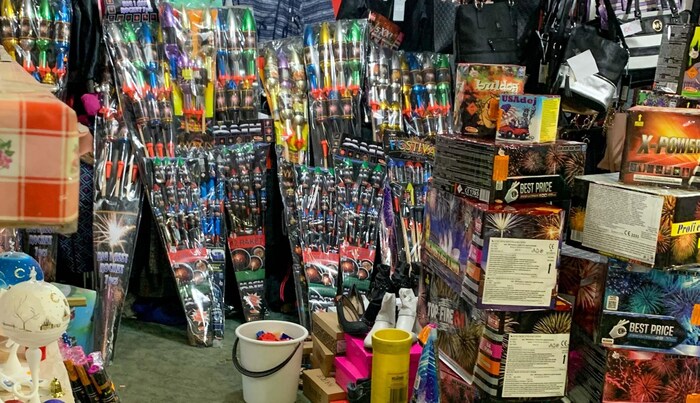 Finger weg! So manche Pyrotechnik wird in Asien gefertigt und im benachbarten Ausland billig ...