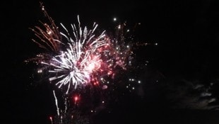 Laut Pyrotechnikgesetz ist das Verwenden von Feuerwerkskörpern im Ortsgebiet untersagt – die ...