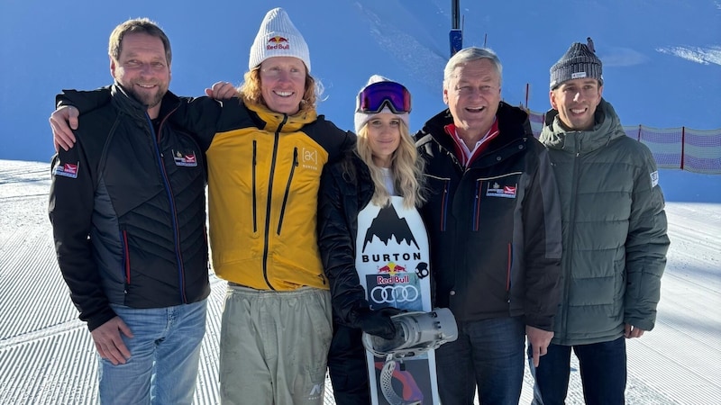 Reinhard Kargl (GF Kreischberg Bergbahnen), Clemens Millauer, Anna Gasser, Karl Fussi (GF Kreischberg Bergbahnen), Matthias Schenk (Sports Director for Freestyle in the ÖSV). (Bild: Ski Austria)