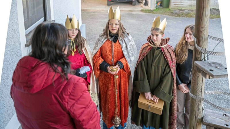 „Friede und Segen sei in diesem Haus“, beginnen die Sternsinger ihren „Auftritt“. (Bild: Juergen Fuchs)