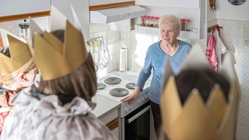 „Schön gesungen!“ Die drei Sternsinger haben sich ihr Lob redlich verdient. Oft bekommen sie auch Schokolade. (Bild: Juergen Fuchs)