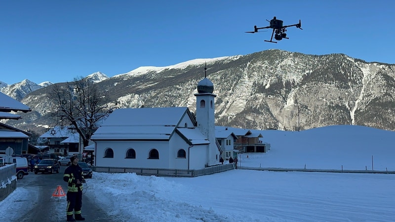 Auch eine Spezialdrohne wurde von der Feuerwehr für die Suche eingesetzt.   (Bild: zoom.tirol)