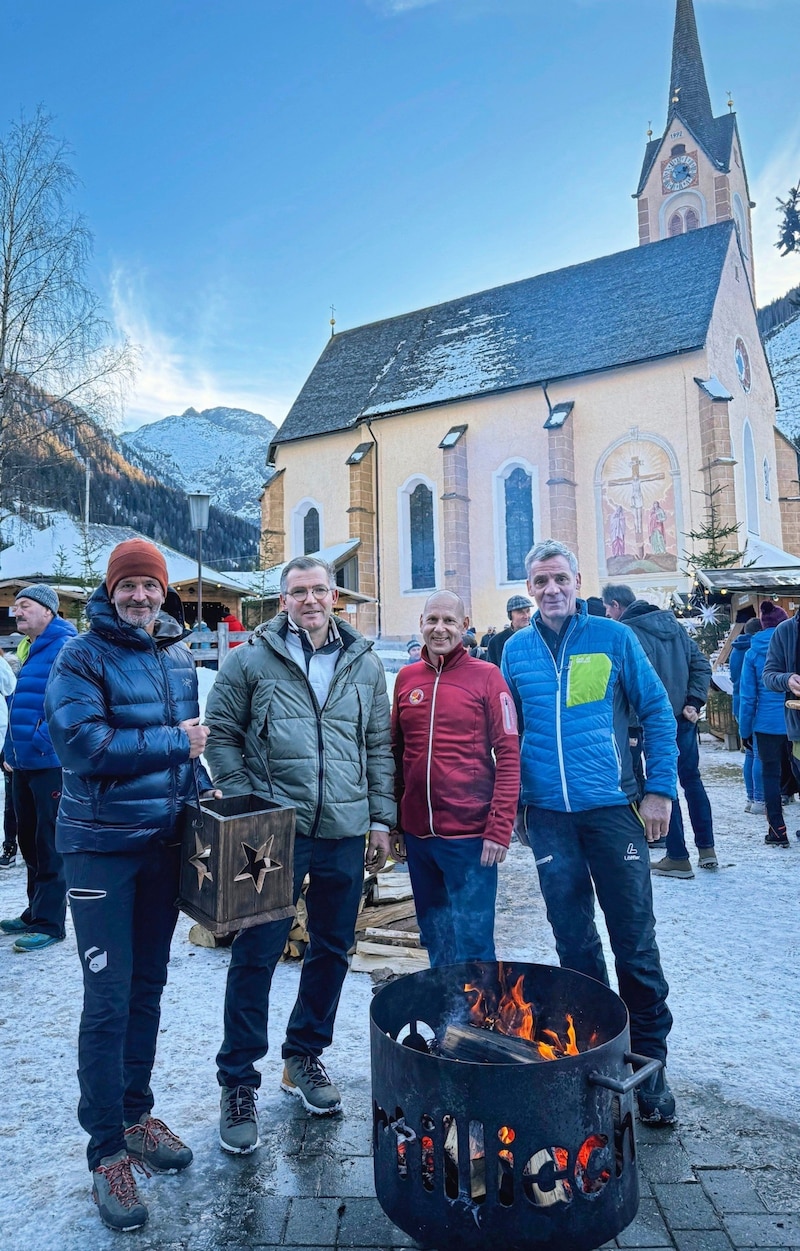 Hannes Wallner von der „Bergkrone“ mit Bürgermeister Josef Außerlechner, Seelsorger Roland Stadler und Bergweihnacht-Organisator Leo Klammer. (Bild: Wallner Hannes)