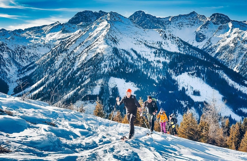 Bei traumhaften Wetter stiegen einige Bergfreunde auch mit Tourenskiern auf. (Bild: Wallner Hannes)