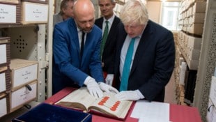 Boris Johnson im Österreichischen Staatsarchiv. Direktor Thomas Just zeigt ihm die Schlussakte des Wiener Kongresses von 1815. (Bild: ALEX HAMMOND / APA / picturedesk.com)