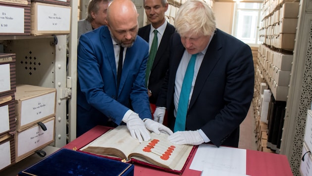 Boris Johnson im Österreichischen Staatsarchiv. Direktor Thomas Just zeigt ihm die Schlussakte des Wiener Kongresses von 1815. (Bild: ALEX HAMMOND / APA / picturedesk.com)