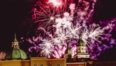 In der Stadt Salzburg dürfen Privatpersonen in der Silvesternacht keine Raketen und Knaller zünden. In der Altstadt gibt es dafür ein großes Profi-Feuerwerk. (Bild: Tschepp Markus)