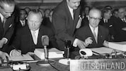 Bundeskanzler Konrad Adenauer (links) bei der Unterzeichnung in Rom