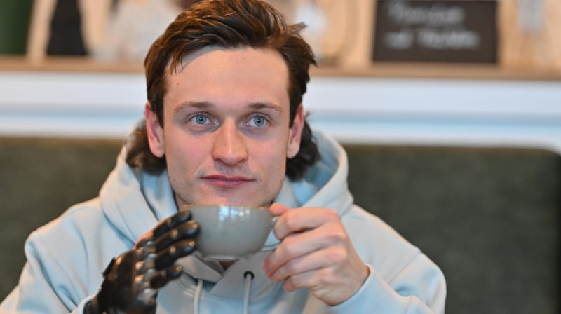 Der junge Bäckermeister aus St. Martin bei Lofer übernimmt in der familieneigenen Bäckerei nun andere Dinge als vorher. Prothese sei Dank. (Bild: Kerstin Joensson)