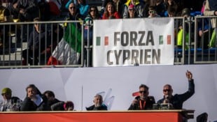 „Forza Cyprien“: Die Ski-Fans dachten am Samstag bei der Abfahrt in Bormio auch an den schwer verletzten Cyprien Sarrazin. (Bild: APA/AFP)