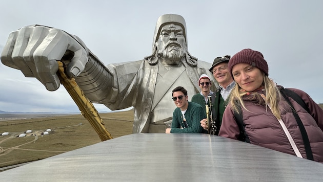 Die steirischen Musiker vor einer Statue von Dschingis Khan.  (Bild: Fuchs/Raich)