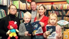 Julian und Annika lernten „Rocky Rakete“ von Iris Schachinger-Koller (2. v. re.) schon kennen, mit Karin Gebhardt im Buchhandel Knotzer, Schattendorfs Bürgermeister Thomas Hoffmann. (Bild: Reinhard Judt)