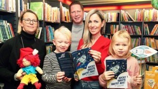 Julian und Annika lernten „Rocky Rakete“ von Iris Schachinger-Koller (2. v. re.) schon kennen, mit Karin Gebhardt im Buchhandel Knotzer, Schattendorfs Bürgermeister Thomas Hoffmann. (Bild: Reinhard Judt)