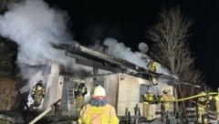 Die Feuerwehr kämpfte gegen die Flammen im Haus. Dieses stand bereits in Vollbrand. (Bild: ZOOM Tirol)