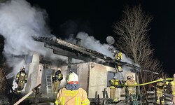 Die Feuerwehr kämpfte gegen die Flammen im Haus. Dieses stand bereits in Vollbrand.