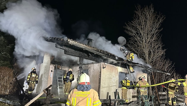 The fire department fought against the flames in the house. It was already fully engulfed in flames. (Bild: ZOOM Tirol)