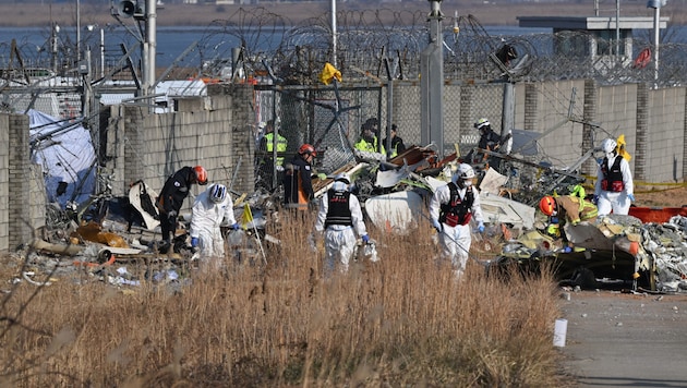 According to experts, many questions remain unanswered, including why the twin-engine Boeing 737-800 was apparently traveling at high speed and the landing gear did not appear to be extended when it touched down. (Bild: APA/AFP)