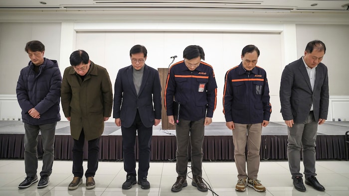 Die CEO von Jeju Air, Kim E-bae (4.v.li.), und weitere Mitglieder der Führungsriege verbeugen ...