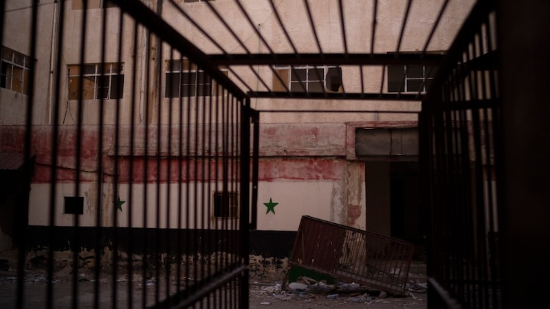 In the torture prison, the flag used until the fall of the Assad regime was painted on the wall. (Bild: APA/Associated Press)