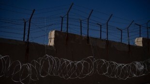 Hinter dieser Mauer des Horrorgefängnis‘ Saidnaya in Syrien, wurden Zehntausende Menschen ...