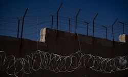 Hinter dieser Mauer des Horrorgefängnis‘ Saidnaya in Syrien, wurden Zehntausende Menschen ...