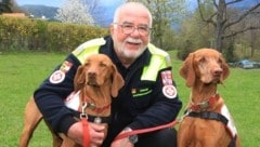 Franz Blatnik mit seinen bestens ausgebildeten Hunden: „Die Ella ist wie ein Kind. Einmal habe ich sie  nicht mitgenommen, da hat sie mich den ganzen Tag nicht mehr angeschaut.“ (Bild: Rettungshundestaffel Kärnten)