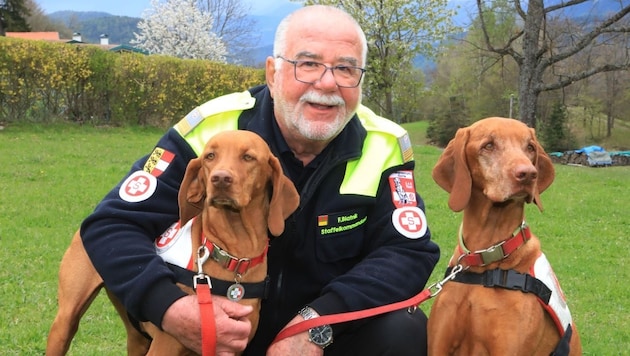 Franz Blatnik mit seinen bestens ausgebildeten Hunden: „Die Ella ist wie ein Kind. Einmal habe ich sie  nicht mitgenommen, da hat sie mich den ganzen Tag nicht mehr angeschaut.“ (Bild: Rettungshundestaffel Kärnten)