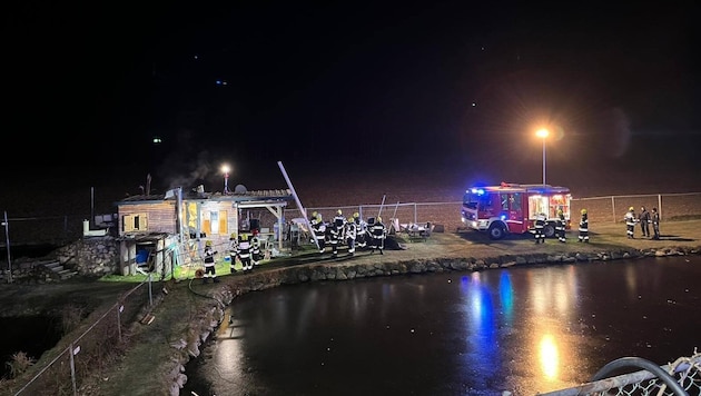 Eine Fischerhütte in Wagna stand Samstagabend in Flammen (Bild: Freiwillige Feuerwehr Wagna)