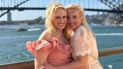 Rebel Wilson und Ramona Agruma feierten in Sydney ihre standesamtliche Hochzeit – mit einem ganz besonderen Gast! (Bild: instagram.com/rebelwilson)