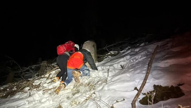 The mountain rescuers had their hands full getting the German back on the trail. (Bild: BR Defereggental)