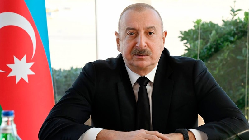 Ilham Aliyev ist derzeit alles andere als erfreut über seinen Verbündeten. (Bild: APA/Azerbaijani Presidential Press Office)