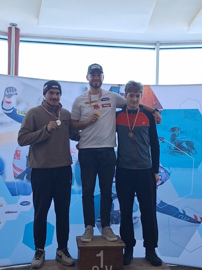 Noah Kallan (M.) jubelte über den Junioren-Staatsmeistertitel.