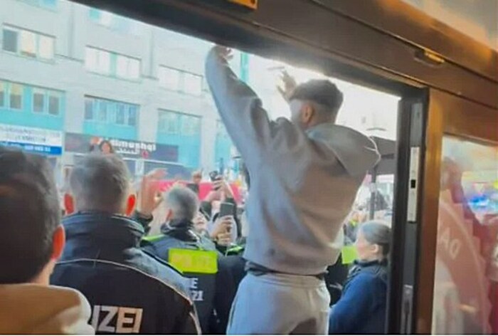 Nader Jindaoui jubelte der Menschenmenge in Anwesenheit der Polizisten zu.