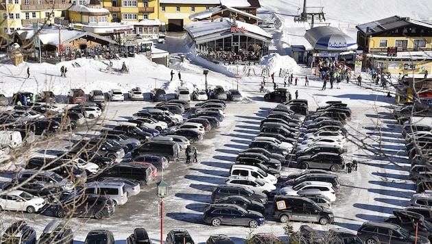 Schaidberg parking lot: There is a shortage of parking spaces on both sides of the pass in Obertauern. (Bild: Holitzky Roland)