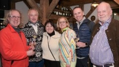 "Krone" managing director Gerhard Valeskini (2nd from left) and "Krone-NÖ" boss Lukas Lusetzky (left) with guests of honor in the cosy World Cup house. (Bild: Doris_SEEBACHER)