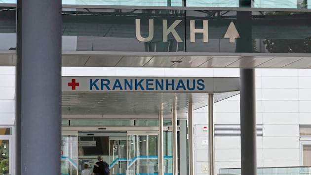 Der Verletzte wurde ins lLnzer UKH gebracht (Bild: Pressefoto Scharinger/Daniel Scharinger)