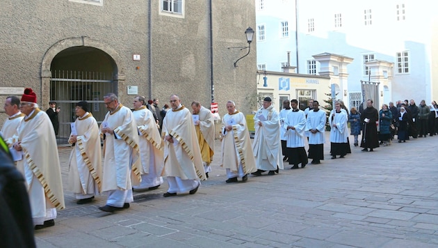 Dignitaries and faithful during the procession in the heart of Salzburg. (Bild: Erzdioezese Salzburg (eds) / Michaela Greil)