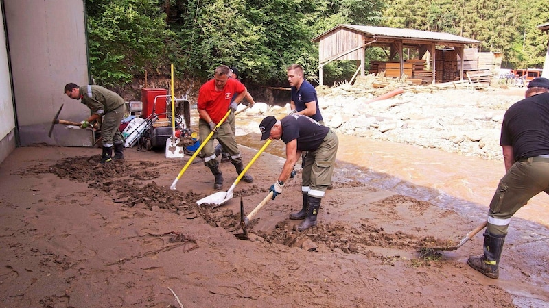 Vereinte Kräfte bei den Aufräumarbeiten. (Bild: Landesfeuerwehrverband)