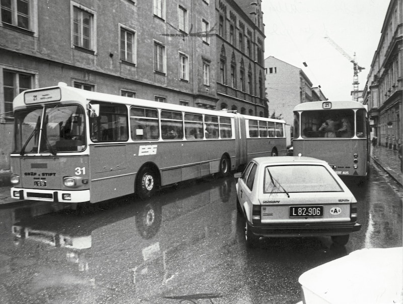 Von 1947 bis 1990 ein gängiges Bild – Fahrzeuge mit schwarzen Kennzeichen.  (Bild: Egger Horst)