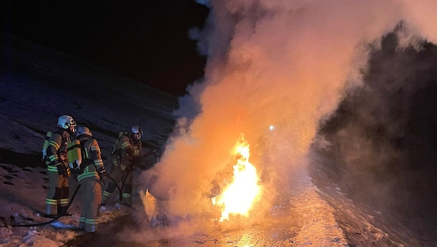 Das Auto wurde zum Raub der Flammen. (Bild: ZOOM Tirol)