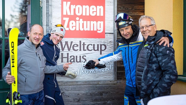 Manfred Stohl, Para-Ski-Ass Johannes Aigner, Toni Pfeffer und Gerhard Zadrobilek (v. li.) vor dem „Krone“-Haus. (Bild: Urbantschitsch Mario/Mario Urbantschitsch)