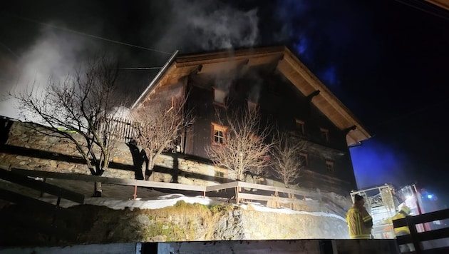 Wieder standen unzählige Feuerwehrleute im Einsatz. (Bild: ZOOM Tirol)