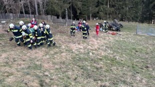 Der Verletzte wurde über den steilen Hang hinaufgebracht.  (Bild: Marcel Hausegger/Rotes Kreuz Steiermark)