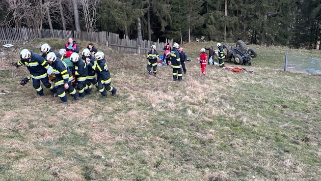 Der Verletzte wurde über den steilen Hang hinaufgebracht.  (Bild: Marcel Hausegger/Rotes Kreuz Steiermark)