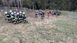 Der Verletzte wurde über den steilen Hang hinaufgebracht.  (Bild: Marcel Hausegger/Rotes Kreuz Steiermark)