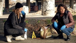 Johanna Stern (Lisa Bitter) und Lena Odenthal (Ulrike Folkerts) am frischen Tatort. (Bild: SWR/Benoît Linder)